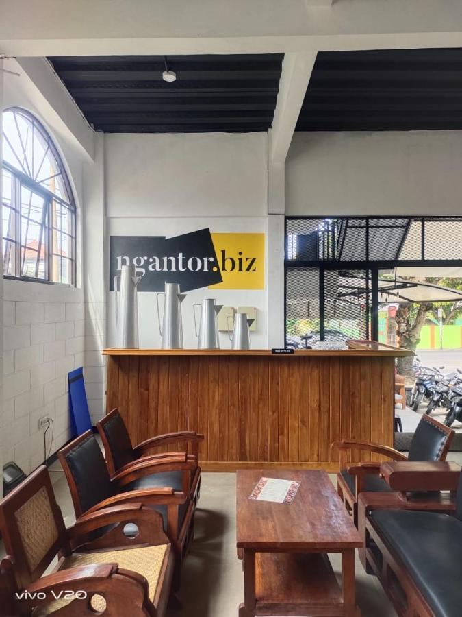 Bu Sepuh Guesthouse Sangkanurip Eksteriør billede