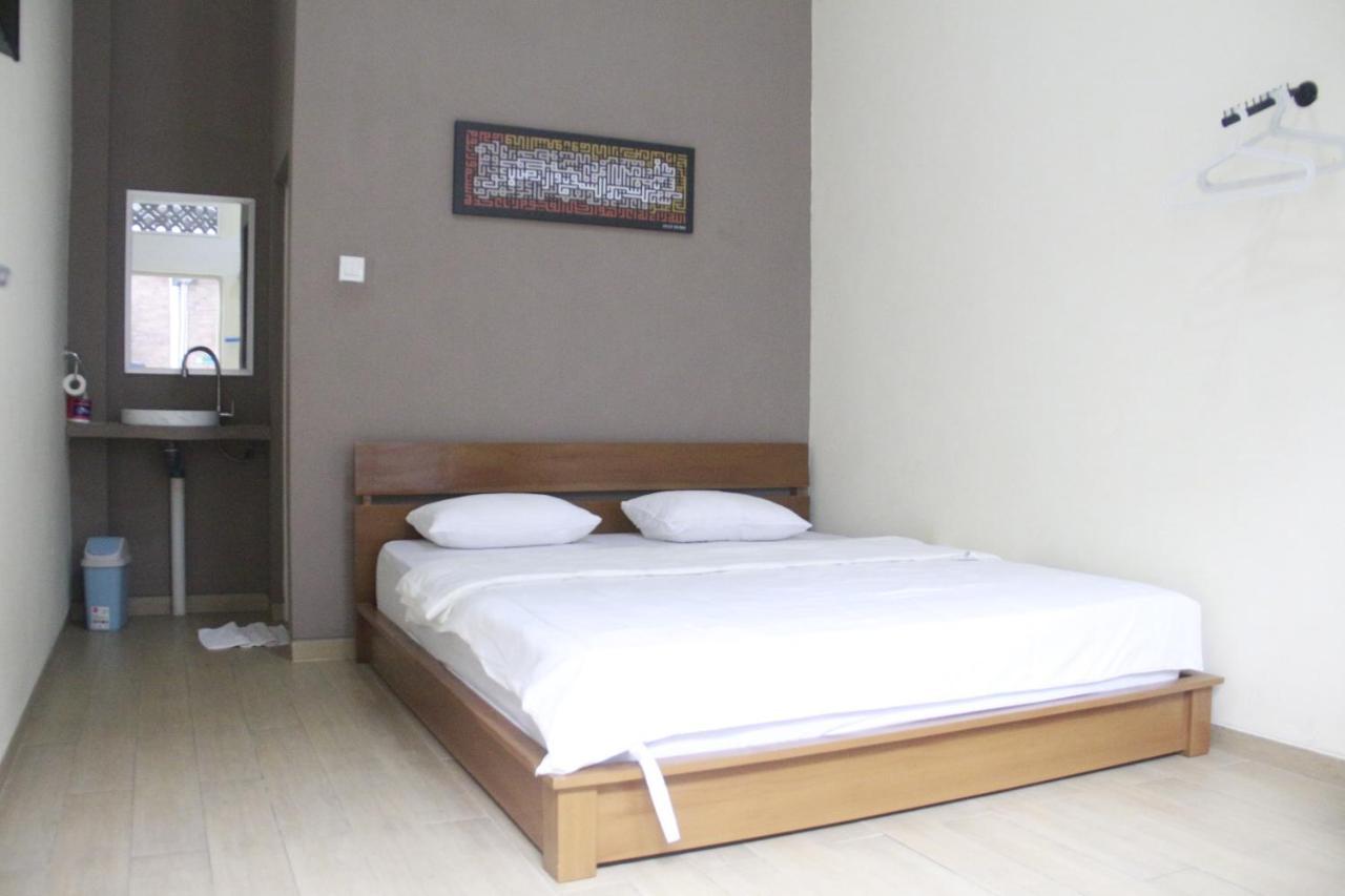 Bu Sepuh Guesthouse Sangkanurip Eksteriør billede