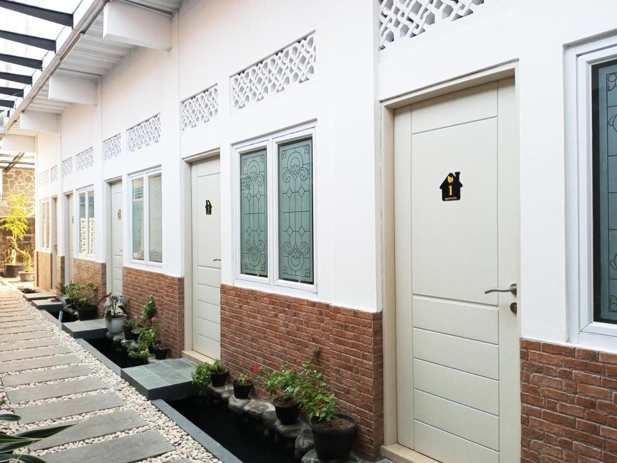 Bu Sepuh Guesthouse Sangkanurip Eksteriør billede