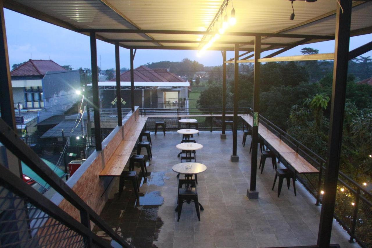 Bu Sepuh Guesthouse Sangkanurip Eksteriør billede