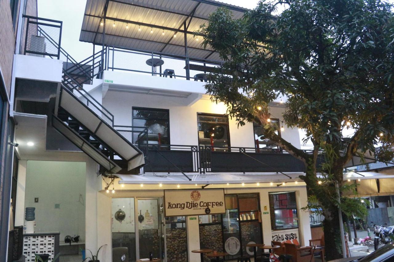 Bu Sepuh Guesthouse Sangkanurip Eksteriør billede
