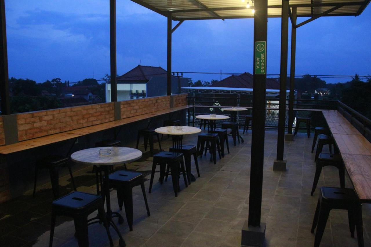 Bu Sepuh Guesthouse Sangkanurip Eksteriør billede