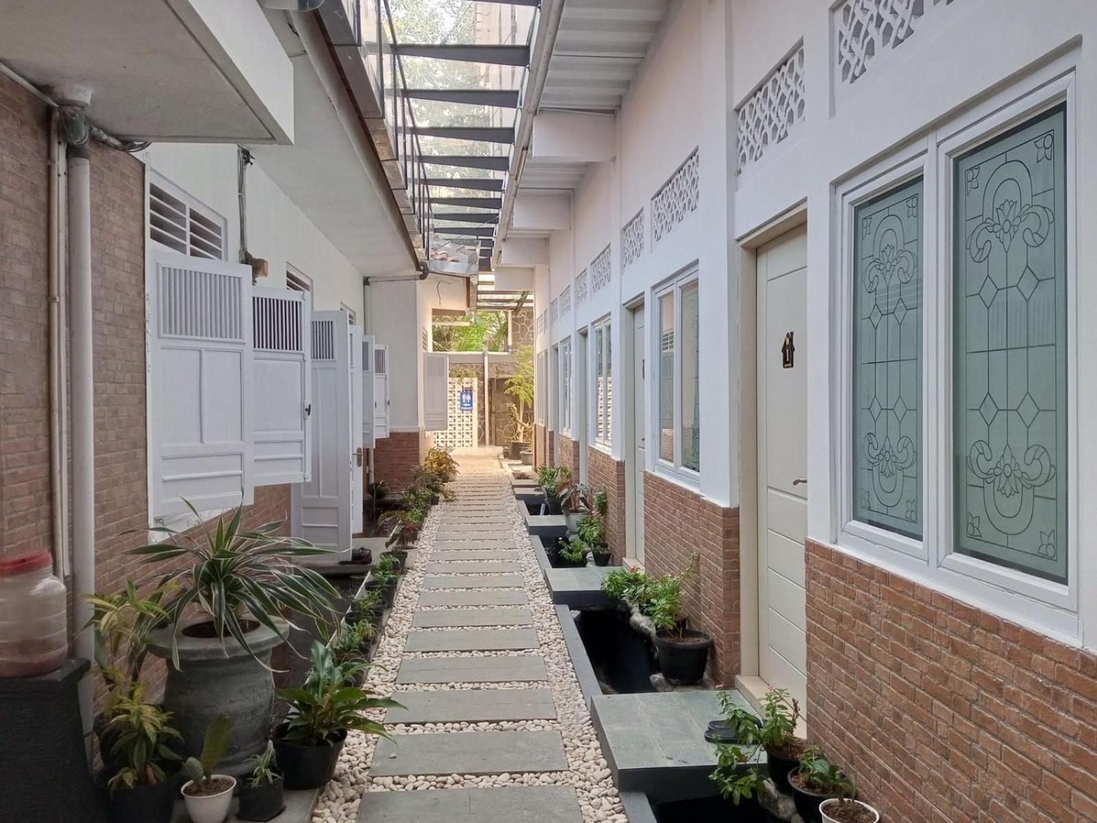 Bu Sepuh Guesthouse Sangkanurip Eksteriør billede